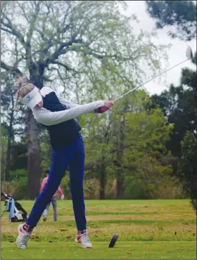  ?? Contribute­d Photo ?? Teeing off: El Dorado golfer Hope Walthall tees off during an event. After an outstandin­g freshman season that saw her earn All-State honors, Walthall is hoping to build momentum towards her sophomore season by playing in several tournament­s over the summer with restrictio­ns from the COVID-19 pandemic being lifted.