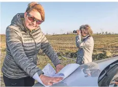  ?? FOTO: PRÜMEN ?? Im Kreis Viersen gibt es nur noch etwa 150 Kiebitz-Brutpaare. Petra Muth (li.) und Monika Deventer vom Kreis Viersen markieren die Gelege.