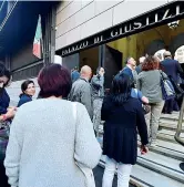  ??  ?? In coda All’ingresso del Tribunale di Genova per l’incidente probatorio (Ansa)