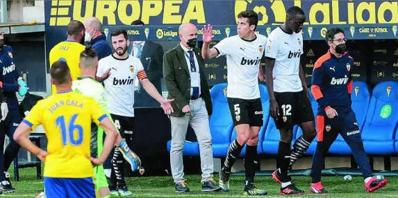  ?? EFE ?? Los jugadores del Valencia se retiran del campo tras un posible insulto racista de Cala a Diakhaby