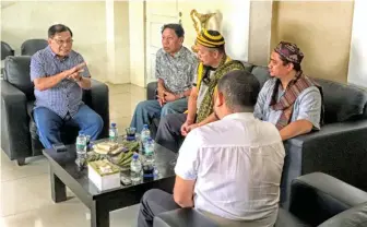  ??  ?? Senior Moro National Liberation Front officials headed by its Vice Chairman Abdul Karim Misuari recenty met with Sulu Governor Toto Tan to discuss mutual, social and security concerns in the province. Misuari was accompanie­d by MNLF Secretary General...