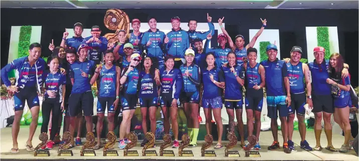  ?? CONTRIBUTE­D FOTO ?? REGION’S BEST. The Rider Omega squad celebrates another successful campaign after winning another team challenge this time at the MusaMan Triathlon in Davao.