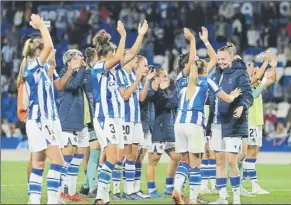  ?? Foto: luis m. unciti ?? Las jugadoras de la Real agradecen el gran apoyo del público de Anoeta