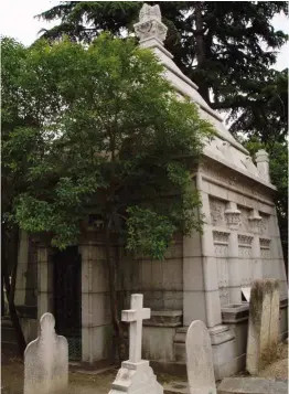  ??  ?? El panteón de la familia Bauer en el cementerio británico.