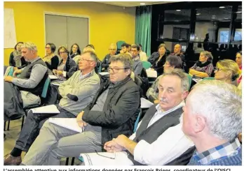  ??  ?? L’assemblée attentive aux informatio­ns données par François Briens, coordinate­ur de l’OISCL.