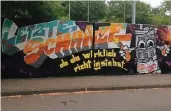  ??  ?? Über mehr als zehn Meter erstreckte sich dieses Graffito, bei dem der Schlosstur­m Molotow-Cocktails in Händen hält.