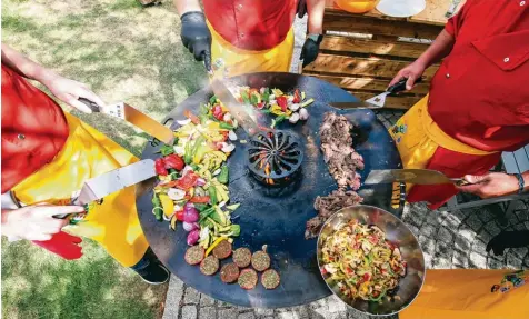  ?? Fotos: Vladimir Budin ?? Es muss nicht immer Fleisch sein: Die unterfränk­ischen Grillprofi­s bereiten auch knackiges Gemüse zu.