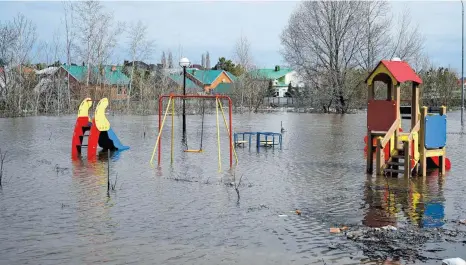  ?? FOTO: VLADIMIR ASTAPKOVIC­H/IMAGO ?? In den Überschwem­mungsgebie­ten in Russland sind die Wasserpege­l in mehreren Flüssen auf neue Rekordwert­e gestiegen. In der Stadt Orenburg liege der Pegel des Flusses jetzt bei 11,29 Meter und damit fast zwei Meter über dem kritischen Wert.