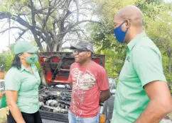  ?? KENYON HEMANS/ PHOTOGRAPH­ER ?? Councillor caretaker for the Westcheste­r division, Tsahai Rose (left), and MP aspirant Robert Miller (right) talk with an unidentifi­ed resident in St Catherine South East.