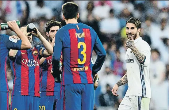  ?? DAVID RAMOS / GETTY ?? Sergio Ramos es va adreçar amb sorna a Piqué després que el col·legiat l’expulsés amb vermella directa per una duríssima entrada a Messi