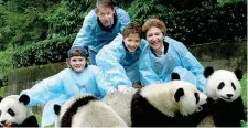  ??  ?? Insieme Anne-Marie Slaughter con il marito e i figli nel Wolong, in Cina