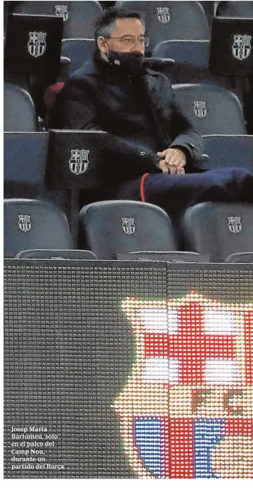  ??  ?? Josep Maria Bartomeu, solo en el palco del Camp Nou, durante un partido del Barça