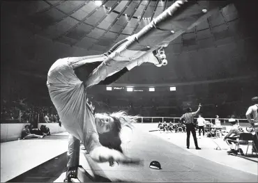 ?? BARTON SILVERMAN / THE NEW YORK TIMES ?? Jan Vallow of the Northeast Braves takes a spill during a bout against the San Francisco Bay Bombers at Madison Square Garden in New York, Jan. 31, 1971.