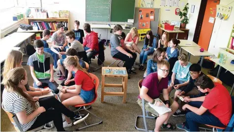  ?? Foto: Stephanie Lorenz ?? Die Schülerinn­en und Schüler der Klasse 8cM der Mittelschu­le Burgau unterzogen das Spiel „Haste Worte?“einem Praxistest. Weil alle so viel Spaß hatten, wurden gleich zwei Runden gespielt. Im Juli sind die nächsten Spieletest­er an der Reihe und werden...