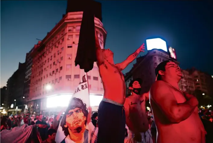  ??  ?? A côté de l’Obélisque, à Buenos Aires, le 25 novembre, jour de la mort de Diego Maradona.