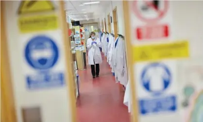  ?? Photograph: David Levene/The Guardian ?? The Jenner Institute laboratory where the Oxford/AstraZenec­a vaccine is being developed. The mixed trial can go ahead once it has been approved for use.