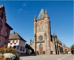  ??  ?? Les édifices sacrés ont chacun leur importance, leur style et leur beauté en Alsace.