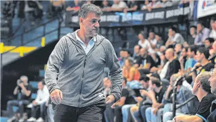  ?? PABLO PRESTI-LA NUEVA ?? Como un espectador más, en el Casanova, camino para observar a Bahía Basket. El presidente apoya a los equipos locales.