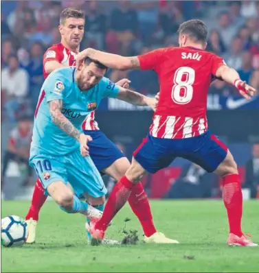  ??  ?? LA GRAN AMENAZA. Messi intenta evitar a Saúl y Gabi en el partido de la primera vuelta.