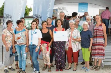  ?? Foto: Jim Benninger ?? Klaus Peter Dietmayer und Stephanie Ammicht zeichneten die Hospizgrup­pe Donau Ries als „vbw champ Schwaben“aus.