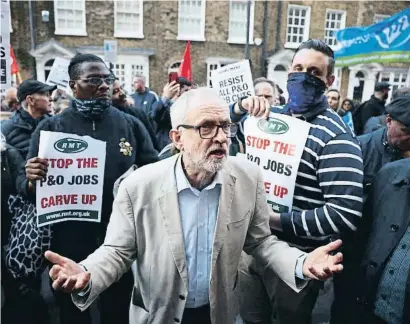  ?? DENRY NICHOLLS / REUTERS ?? Jeremy Corbyn, exlíder laborista, divendres en una protesta davant les oficines de DP World a Londres