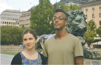  ?? FOTO: SOMMARJOBB­ARNA ?? FESTIVAL. Eva Widgren och Fares Hamed arbetar båda med ”We are Sthlm” – ungdomsfes­tivalen i Kungsträdg­ården som avslutar sommarlove­t.