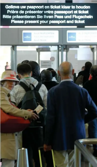  ?? © belga ?? Van alle passagiers, ook binnen de Schengenzo­ne, wordt op Zaventem nu de identiteit gecontrole­erd.