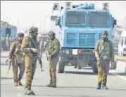  ?? WASEEM ANDRABI /HT PHOTO ?? Security personnel block a road leading to the encounter site in n
Lawaypora on Wednesday.