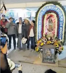  ?? CORTESÍA: AMIGOS DEL MAGUEY Y EL PULQUE ?? El festejo incluyó oración y canto en torno al pulque