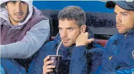  ??  ?? Tranquilo. Gago y Más, mate y platea especial para ver el partido.