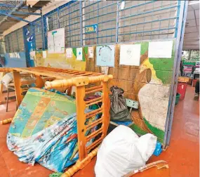  ??  ?? Albergados. Más de 20 personas están viviendo en el centro escolar de la zona, habilitado como albergue.