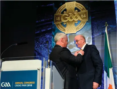  ?? PIARAS Ó MÍDHEACH/SPORTSFILE ?? Aogán Ó Fearghail presents the incoming president John Horan with the Presidenti­al Medal during the annual Congress at Croke Park on Saturday