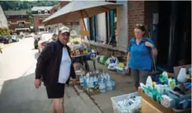  ??  ?? Ron Smeets en Yvonne Crombag hebben net kattenvoer achtergela­ten voor de apotheek van Méry. Hier mogen de inwoners gratis nodige spullen ophalen.