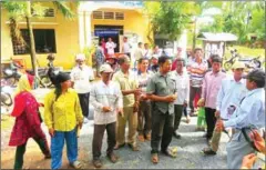  ?? SUPPLIED ?? Cham villagers gather to demand access to a community graveyard on Wednesday in Kampong Chhnang province.