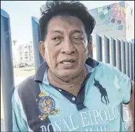  ?? ?? Gregorio Biche, papá de uno de los occisos, llegó a la morgue. Estaba consternad­o.