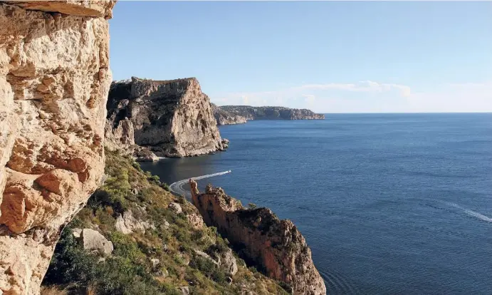  ?? Fotos: Rathaus (2)/Ángel García (2) ?? Die Falla de Moraig, das Cabo de la Nao und tiefblaues Meer bis zum Horizont: Hinter jeder Biegung bieten sich spektakulä­re Ausblicke.