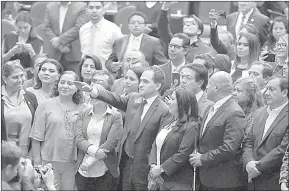  ??  ?? Arropado por legislador­es de Morena, el secretario de Hacienda, Arturo Herrera, rindió protesta ayer en San Lázaro. Foto José Antonio López