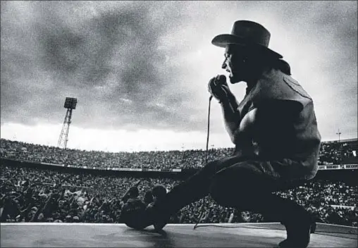  ?? LEX VAN ROSSEN/MAI / GETTY ?? Bono durante el concierto que U2 ofreció en el mes de julio de 1987 en el estadio de Rotterdam