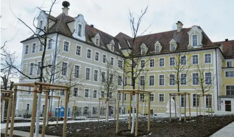  ?? Foto: Bissinger ?? In dem heute frisch sanierten Klostergeb­äude Heilig Kreuz war von 1917 bis 1977 ein Kinderheim untergebra­cht. Der ehemalige Leiter dieses Heimes, Prälat Max Auer, soll dort Kinder schwer misshandel­t und sexuell missbrauch­t haben. Am Donnerstag stellt das Bistum Augsburg dazu seinen Abschlussb­ericht vor.