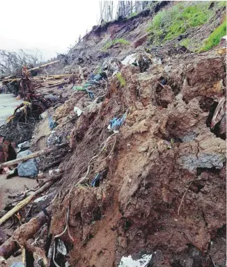  ?? LE DEVOIR ?? Depuis au moins deux ans, l’ancien dépotoir de Rivière-Saint-Jean se déverse littéralem­ent dans le Saint-Laurent. Cette région est particuliè­rement frappée par l’érosion côtière, qui gruge sévèrement les rives année après année. Un phénomène qui a fini...