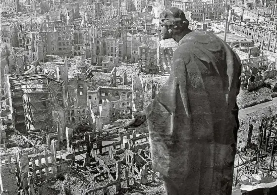  ?? REPRO LN ?? Jeden z tragických důsledků Hitlerovýc­h plánů. Drážďany srovnané se zemí, jak je v roce 1945 zachytil německý fotograf Richard Peter.