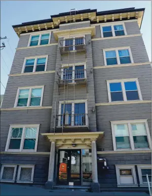  ?? FILE: ARIC CRABB — STAFF PHOTOGRAPH­ER ?? An apartment building at 1921 Walnut St. is seen Oct. 27 in Berkeley. UC Berkeley officials have confirmed they will tear down the building to make way for a new student housing project.