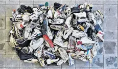  ?? RP-FOTO: KNAPPE ?? Niels „shoe“Meulmann bewahrte über Jahrzehnte hinweg gebrauchte Sneakers auf und stapelte sie auf einem Pflasterst­einpodest.
