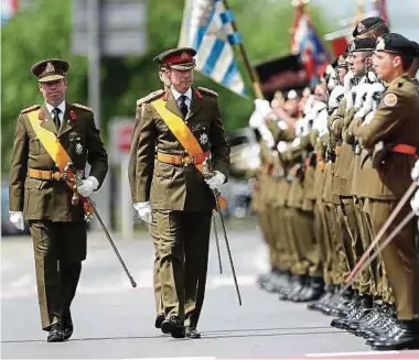  ?? Foto: Guy Wolff ?? Großherzog Henri bei der Truppenpar­ade an Nationalfe­iertag. Als Staatschef hat der Großherzog nach gängigem Verständni­s heute hauptsächl­ich repräsenta­tive Pflichten.
