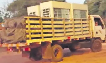 ?? ?? Un video filmado por celular captó al camión cuando transporta­ba los acondicion­adores de aire.