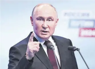  ?? Natalia Kolesnikov­a / AFP ?? Vladímir Putin, con gesto amenazador, se dirige a los medios en rueda de prensa, esta semana.