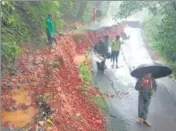  ?? HT ?? A road caves in due to heavy rain in Mahabalesh­war on Friday.