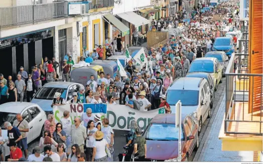  ?? SEVILLA
ANTONIO PIZARRO ?? La manifestac­ión organizada por la plataforma Salvemos Doñana, por la calle Feria de la capital sevillana.