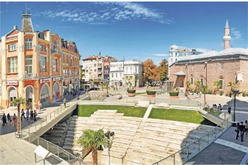  ?? FOTO: PLOVDIV 2019 FOUNDATION ?? Unter der Fußgängerz­one verbirgt sich das 180 Meter lange römische Stadion aus dem zweiten Jahrhunder­t nach Christus.