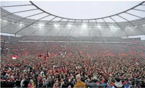  ?? FOTO: FASSBENDER/AFP ?? Nach dem Schlusspfi­ff strömten die Anhänger des neuen deutschen Meisters auf den Rasen der Leverkusen­er Arena.